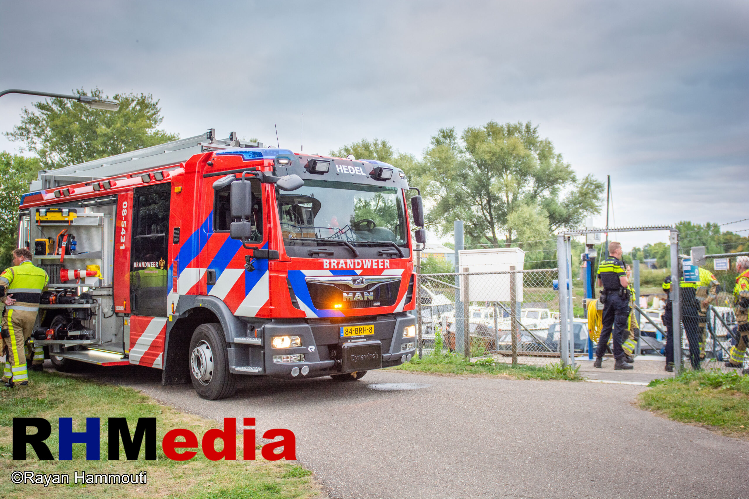 Zeilboot met lekkage bij Jacht Club Hedel door brandweer gered