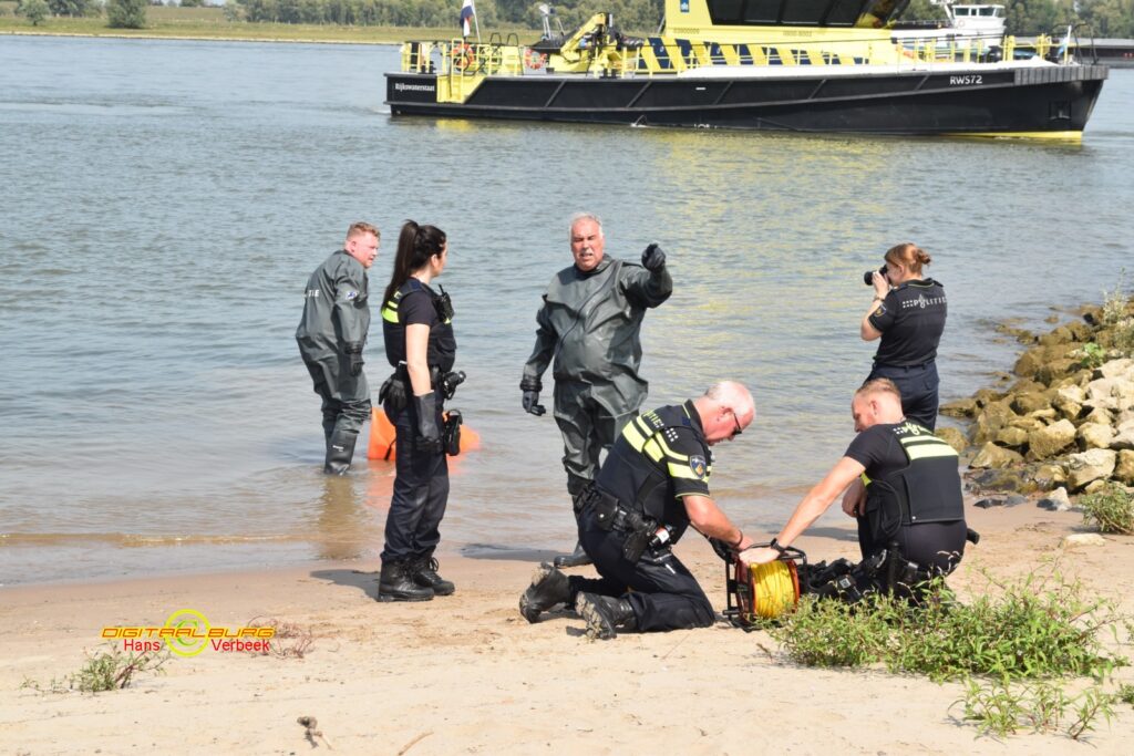 Lichaam aangetroffen in de Waal bij Nieuwaal