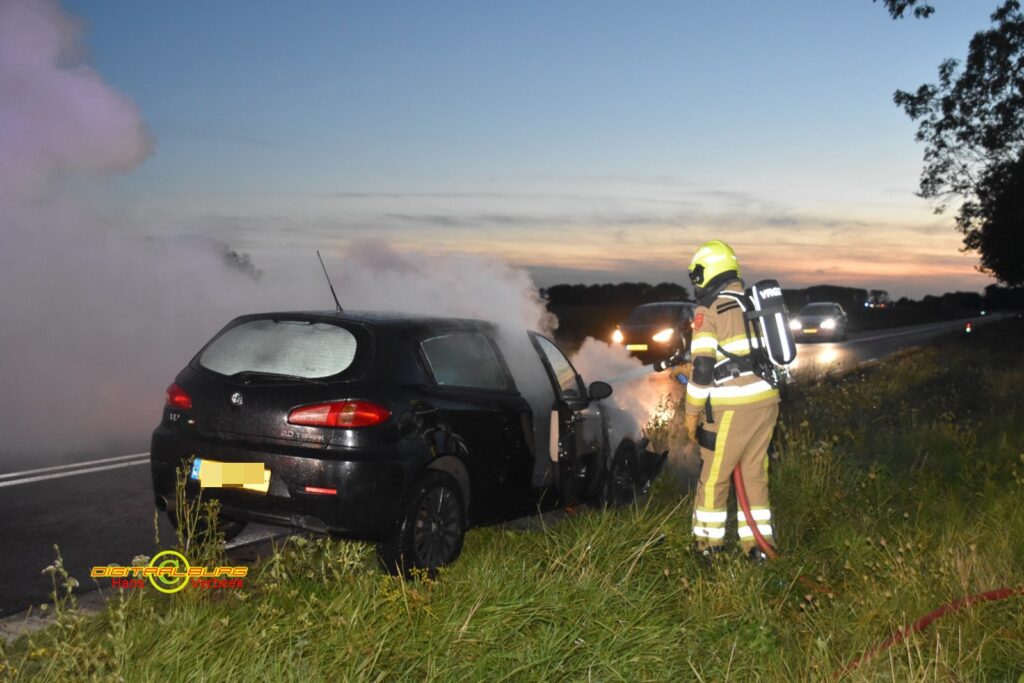 Auto vliegt spontaan in brand op Van Heemstraweg in Zuilichem